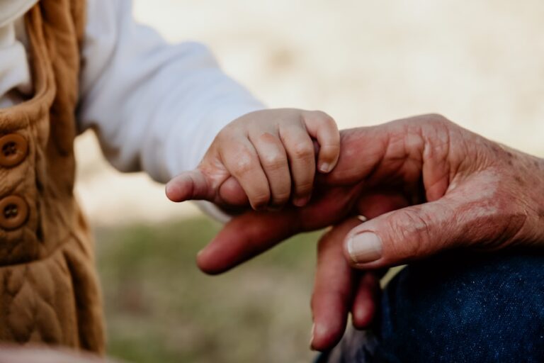 Wisdom and Wit: 20 Senior Sibling Quotes That Show the Unique Dynamic Between Older and Younger Siblings